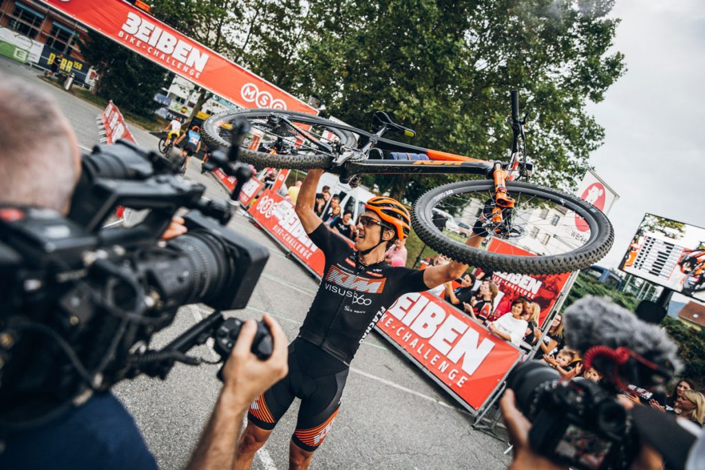 Siegerjubel von David Schöggl bei der 3Eiben Bike-Challenge