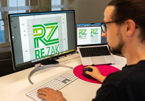 Grafiker beim erstellen des Logos für den Ressourcenpark Re.ZAK