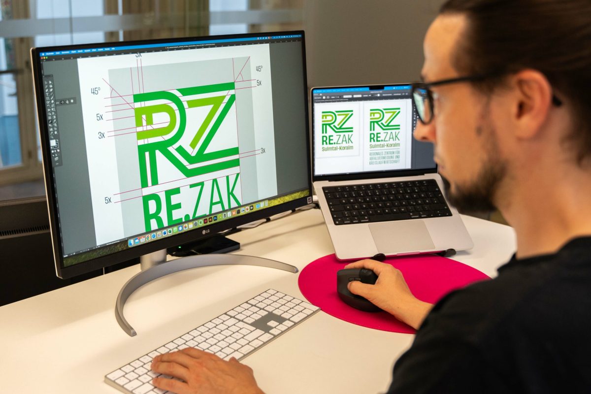 Grafiker beim erstellen des Logos für den Ressourcenpark Re.ZAK