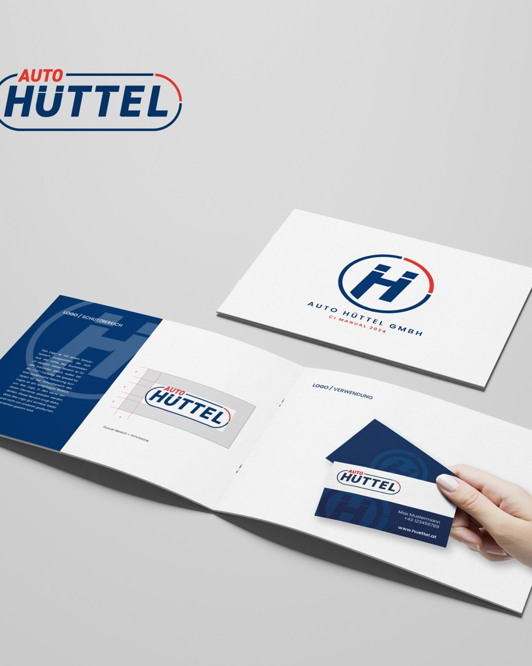 Alt-Text: Eine Präsentation des Corporate Designs für das Autohaus Hüttel. Zu sehen sind ein neues Logo mit einem blauen „H“ in einem Kreis, ergänzt durch rote Akzente, sowie der Schriftzug „AUTO HÜTTEL“. Daneben eine Darstellung des Logo-Handbuchs, das Details zur Verwendung und Gestaltung des Logos zeigt. Im unteren Bereich wird eine Visitenkarte präsentiert, die ebenfalls das neue Logo und die Unternehmensfarben Blau, Rot und Weiß verwendet. Das Design vermittelt Modernität und klare Linien.