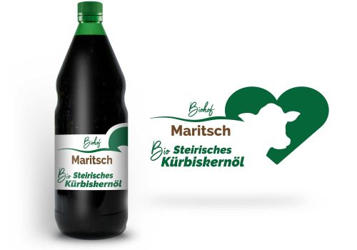 Ein Flasche Kernöl mit einem Etikett mit einem grünen Herz und einem weißen Schatten von einer Kuh